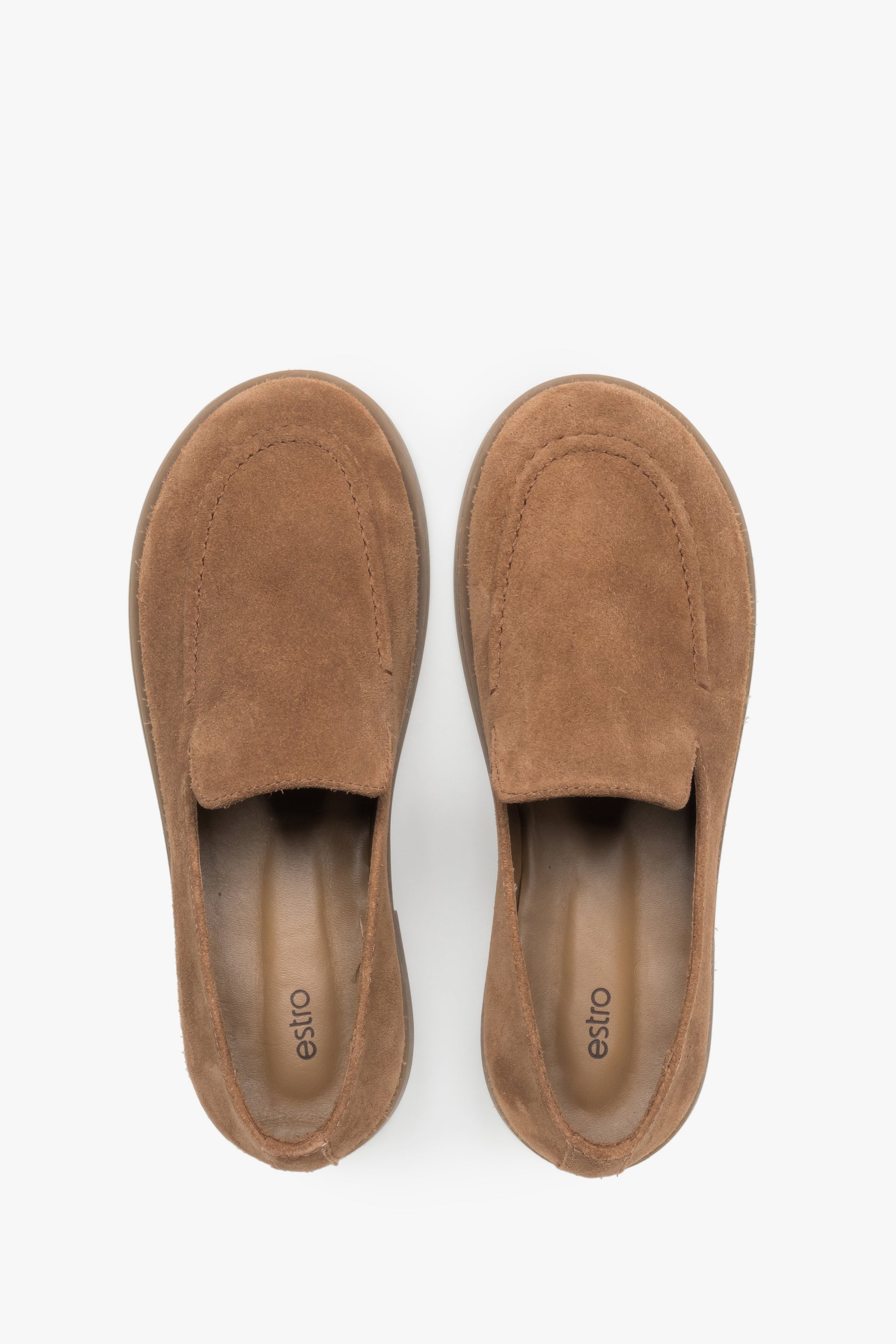 Draufsicht auf das Paar karamellbrauner Velours-Loafer mit breiter Zehenbox.