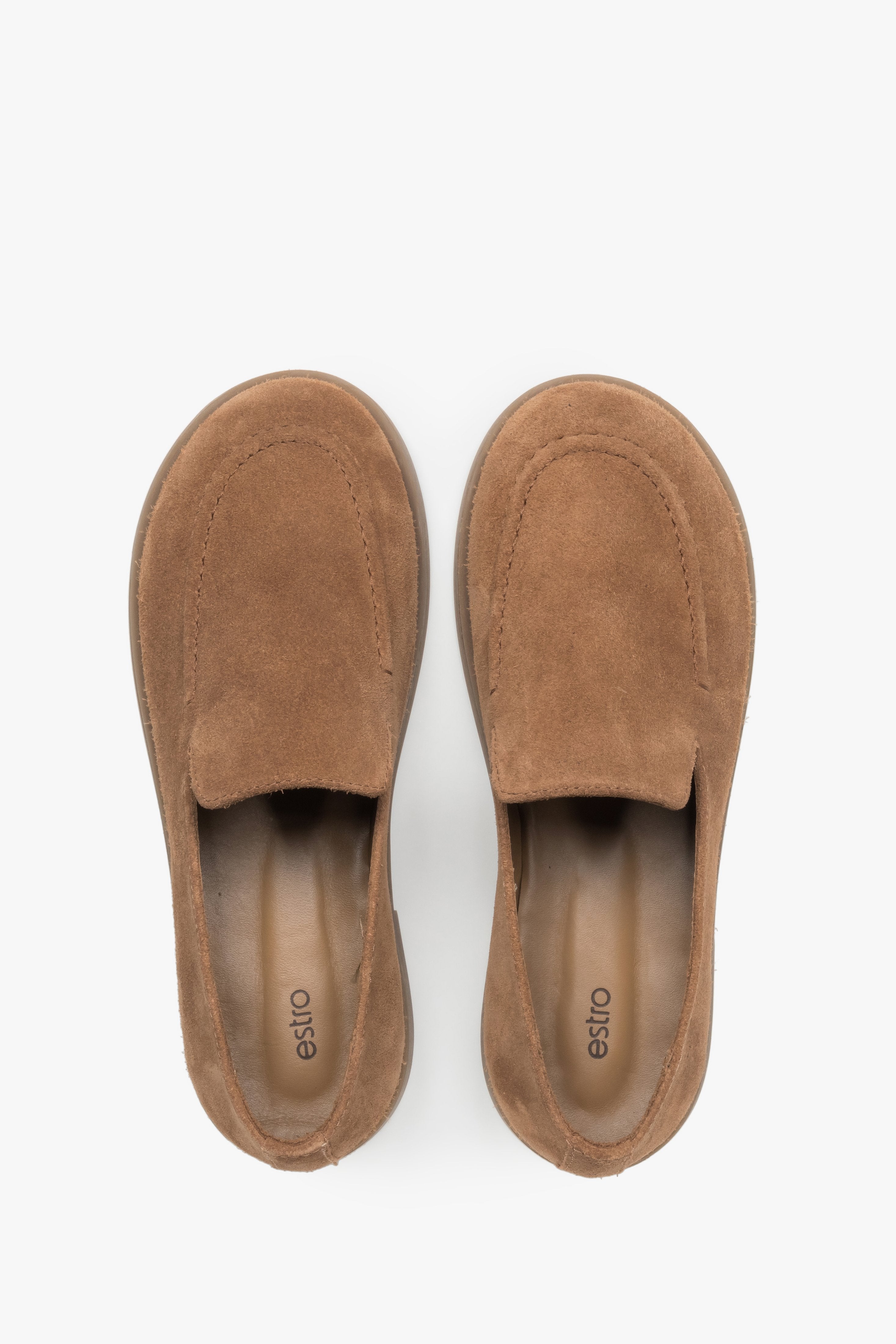 Draufsicht auf das Paar karamellbrauner Velours-Loafer mit breiter Zehenbox.
