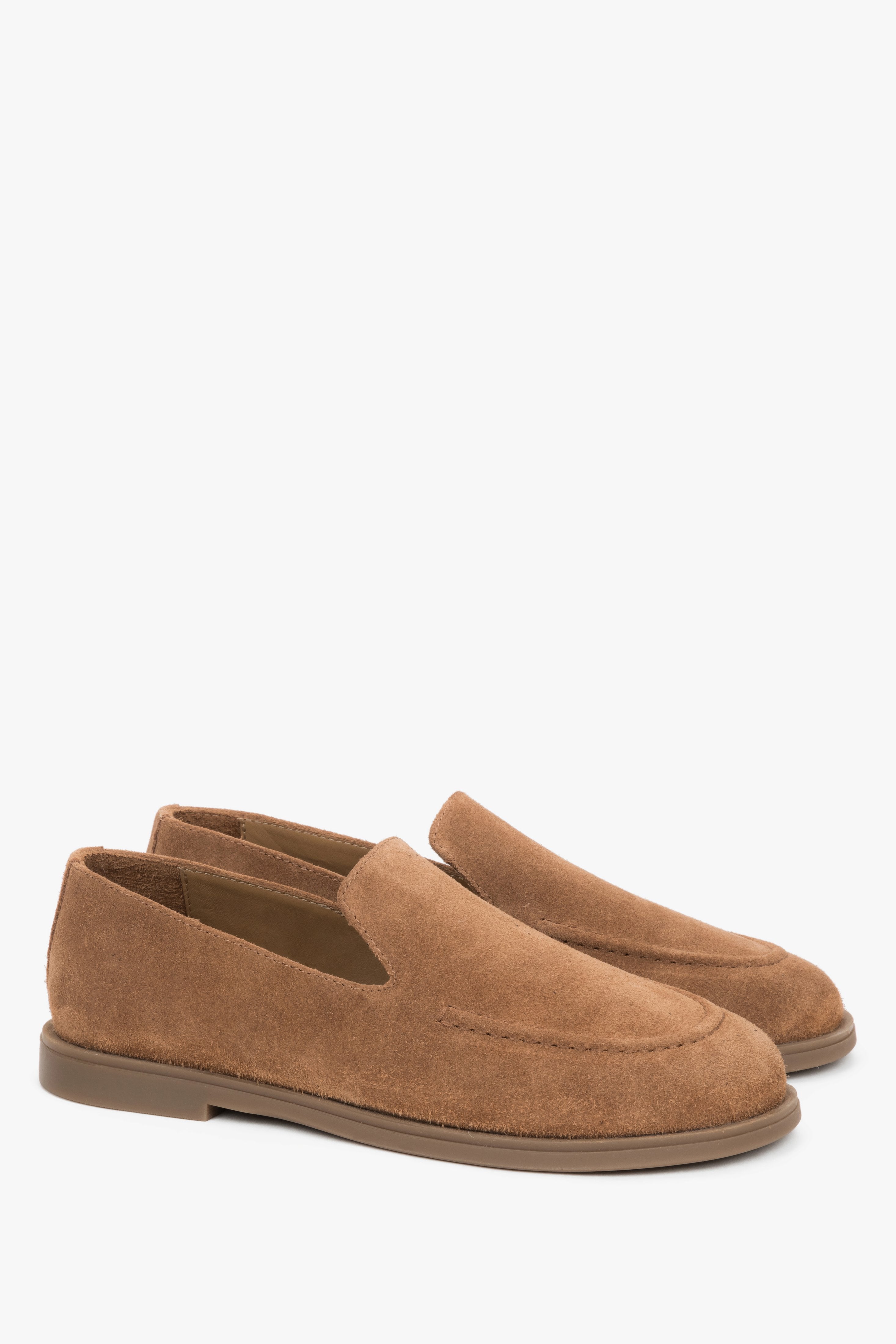 Paar karamellbraune Barefoot-Loafer für Damen aus italienischem Veloursleder.