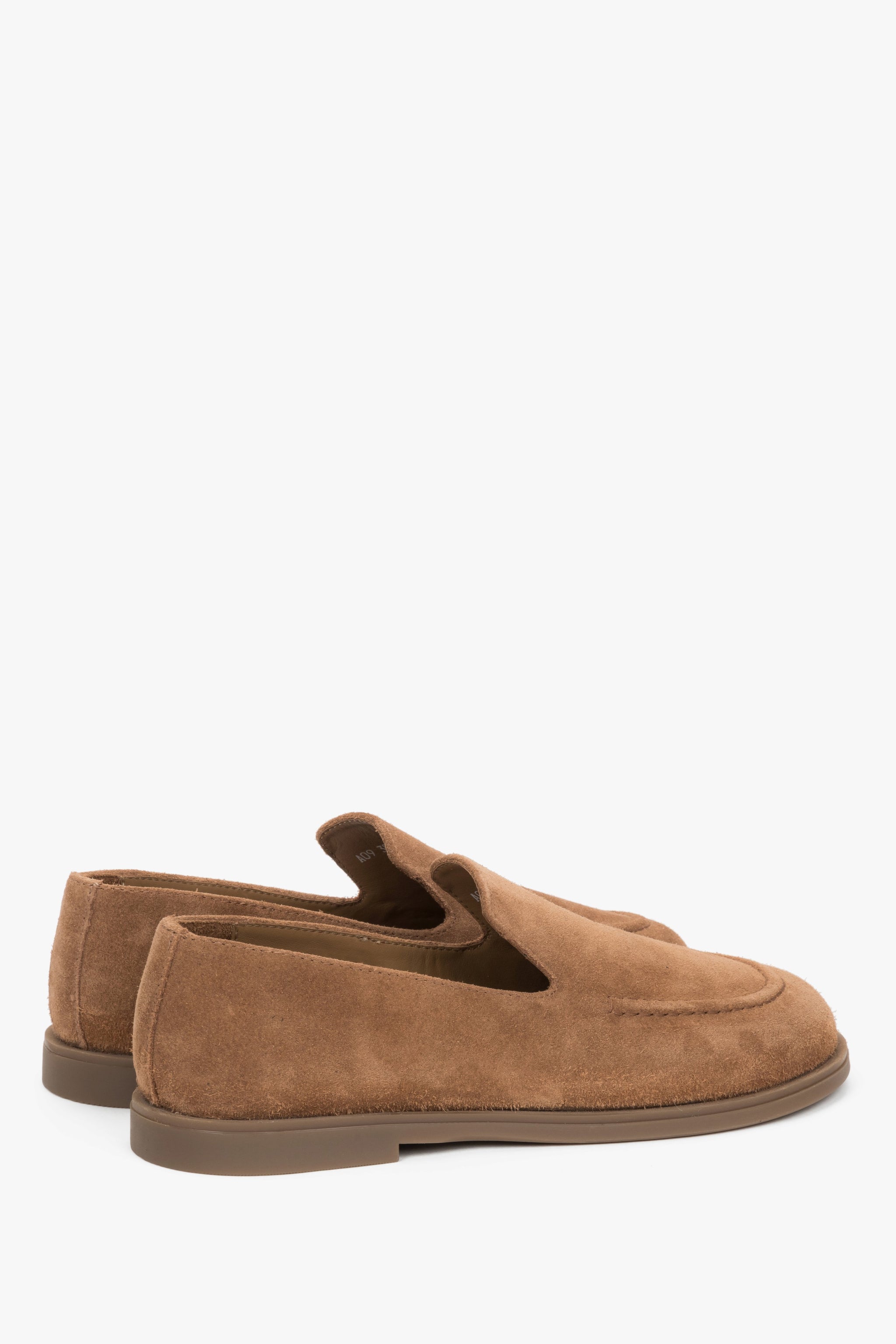 Rückansicht der flachen karamellbraunen Damen-Loafer für den Alltag.