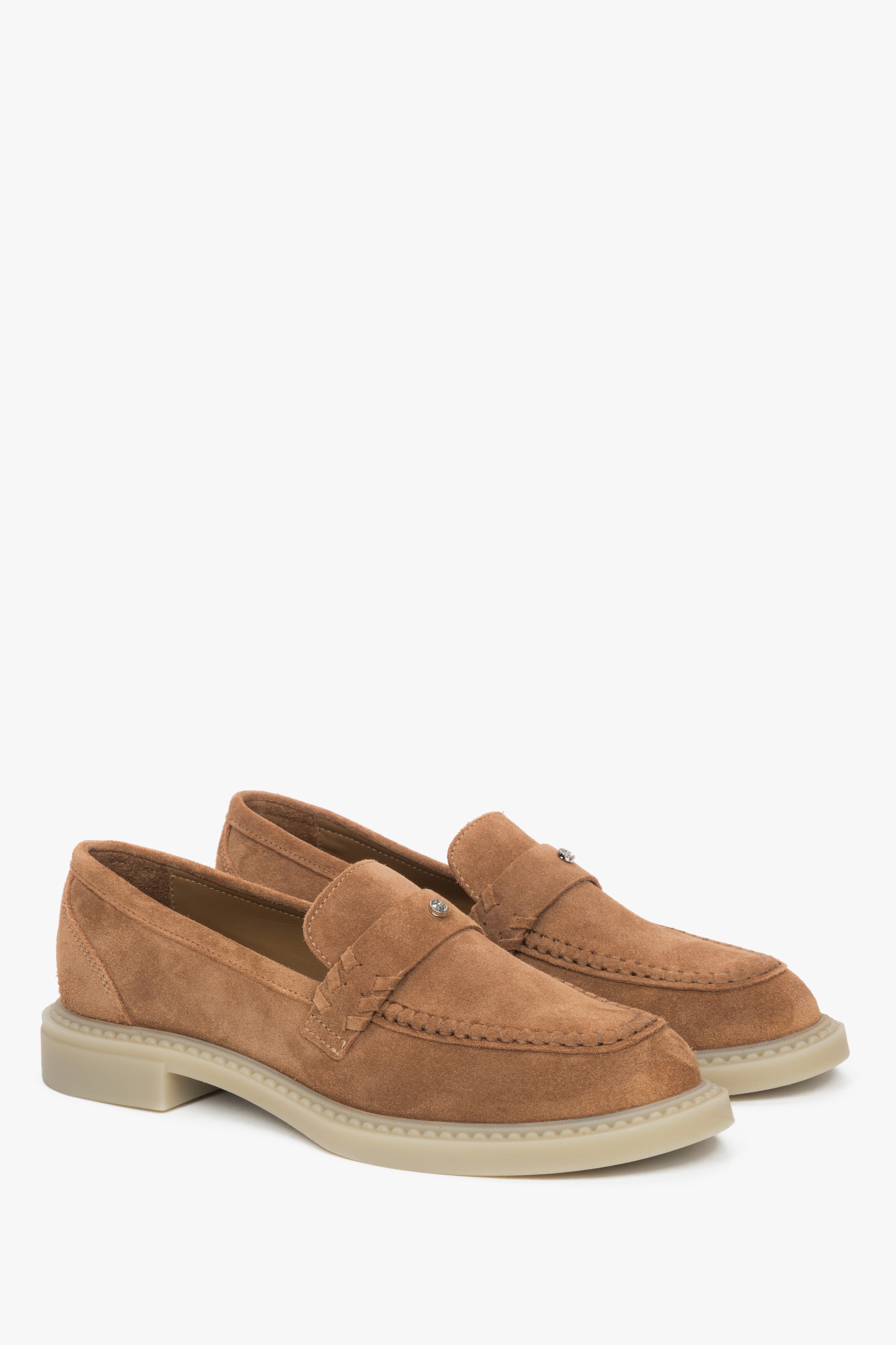 Schräge Ansicht der karamellbraunen Damen Penny-Loafer aus Premium-Velours.