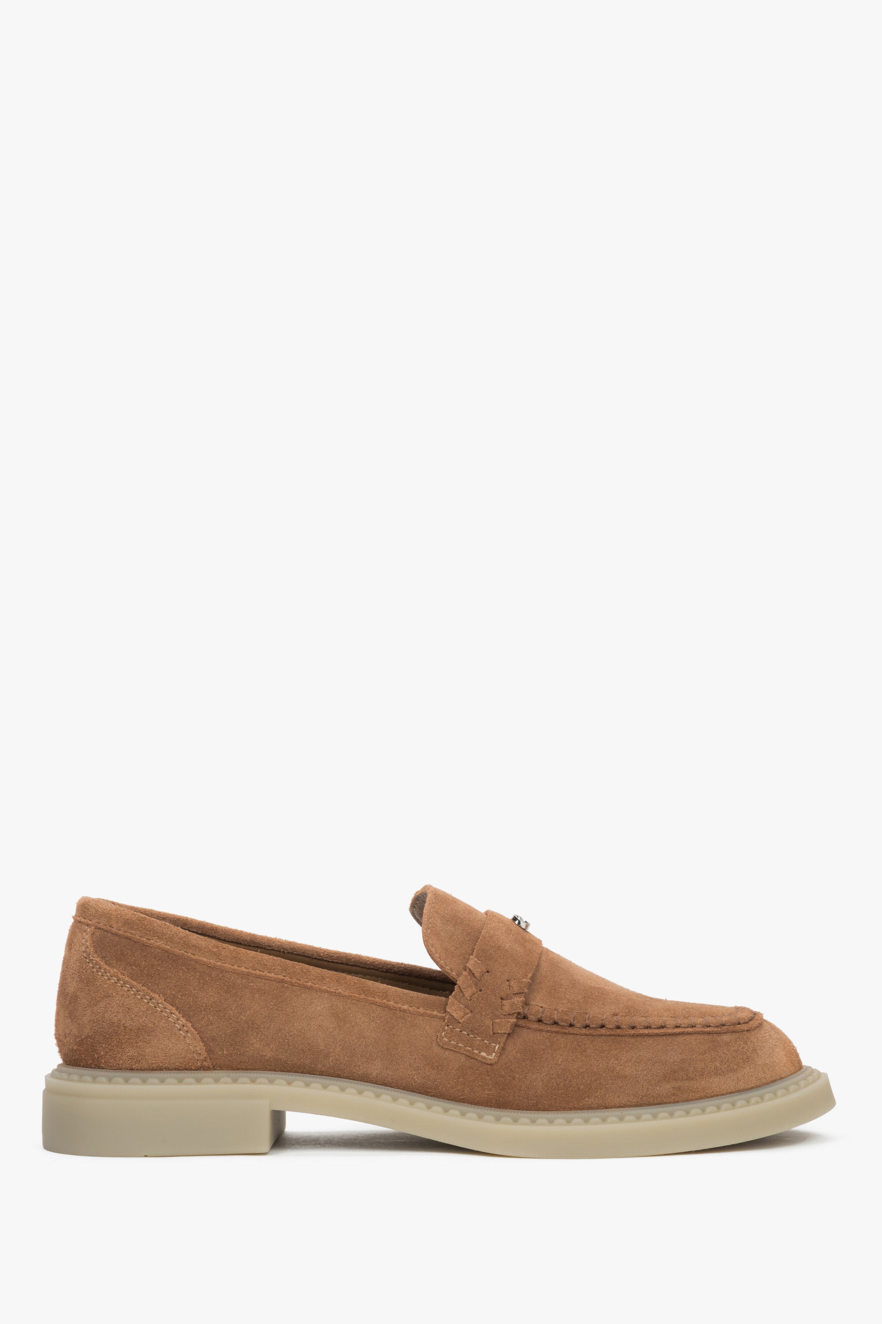 Seitenansicht des rechten Loafers, die die flache Sohle und das klassische Design zeigt.