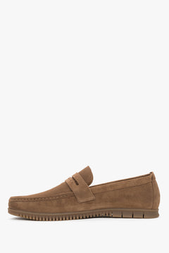 Linke Seitenansicht der eleganten Herren-Schlupfschuhe in Karamellbraun von Estro.
