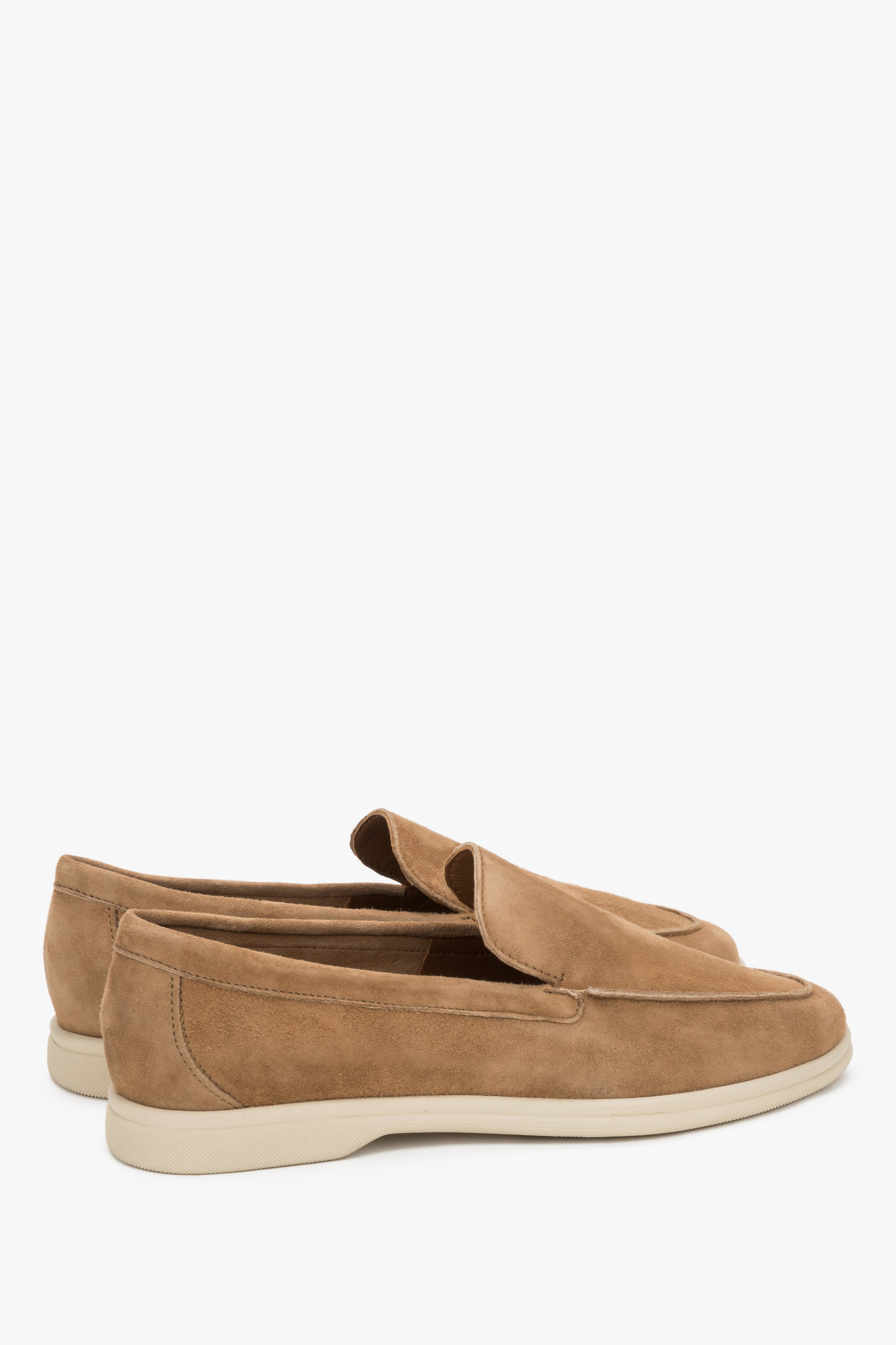 Rückwärtige Schrägansicht der bequemen karamellfarbenen Slip-on Halbschuhe