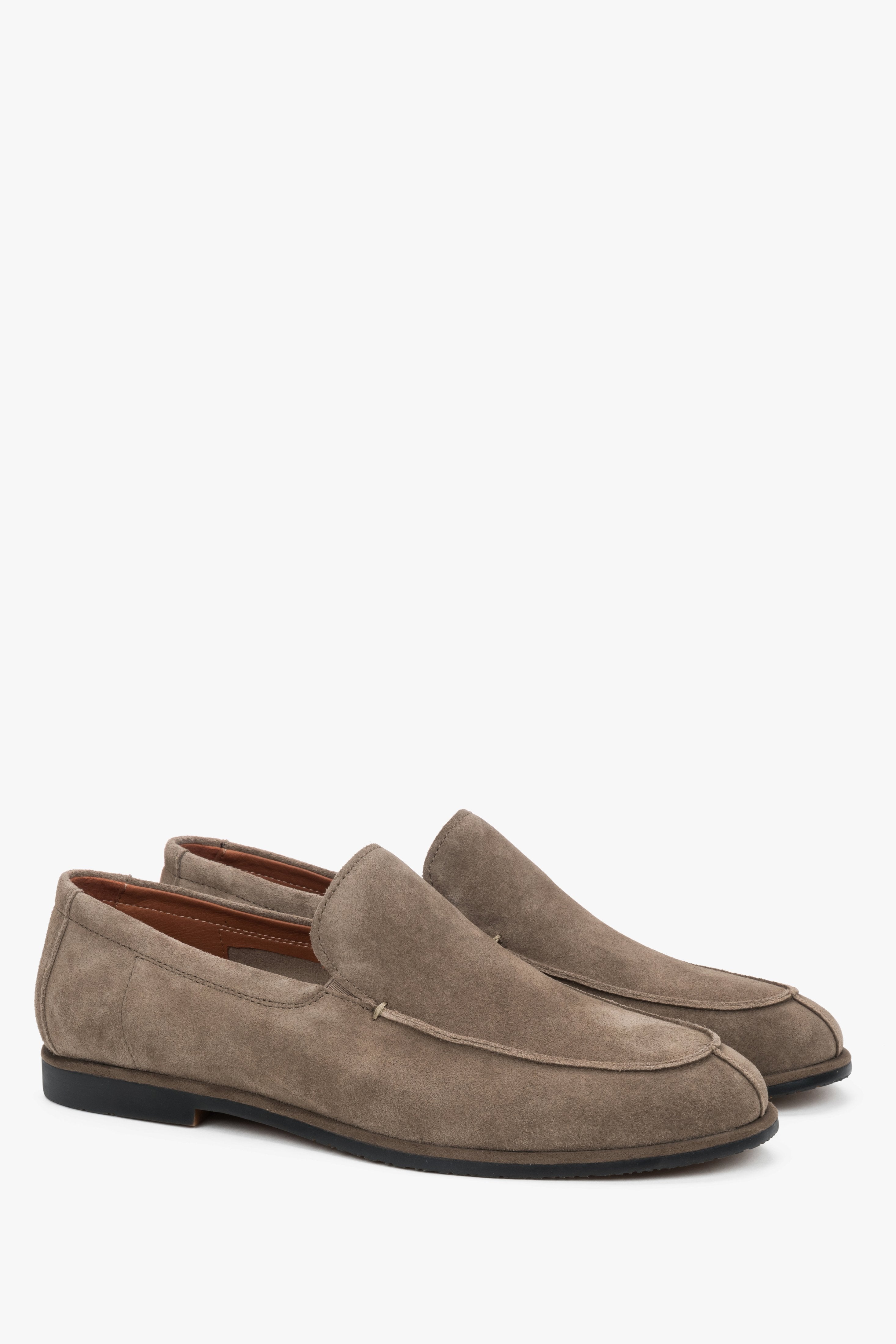 Schräge Seitenansicht der khaki Herren-Loafer aus weichem Naturvelours von Estro.