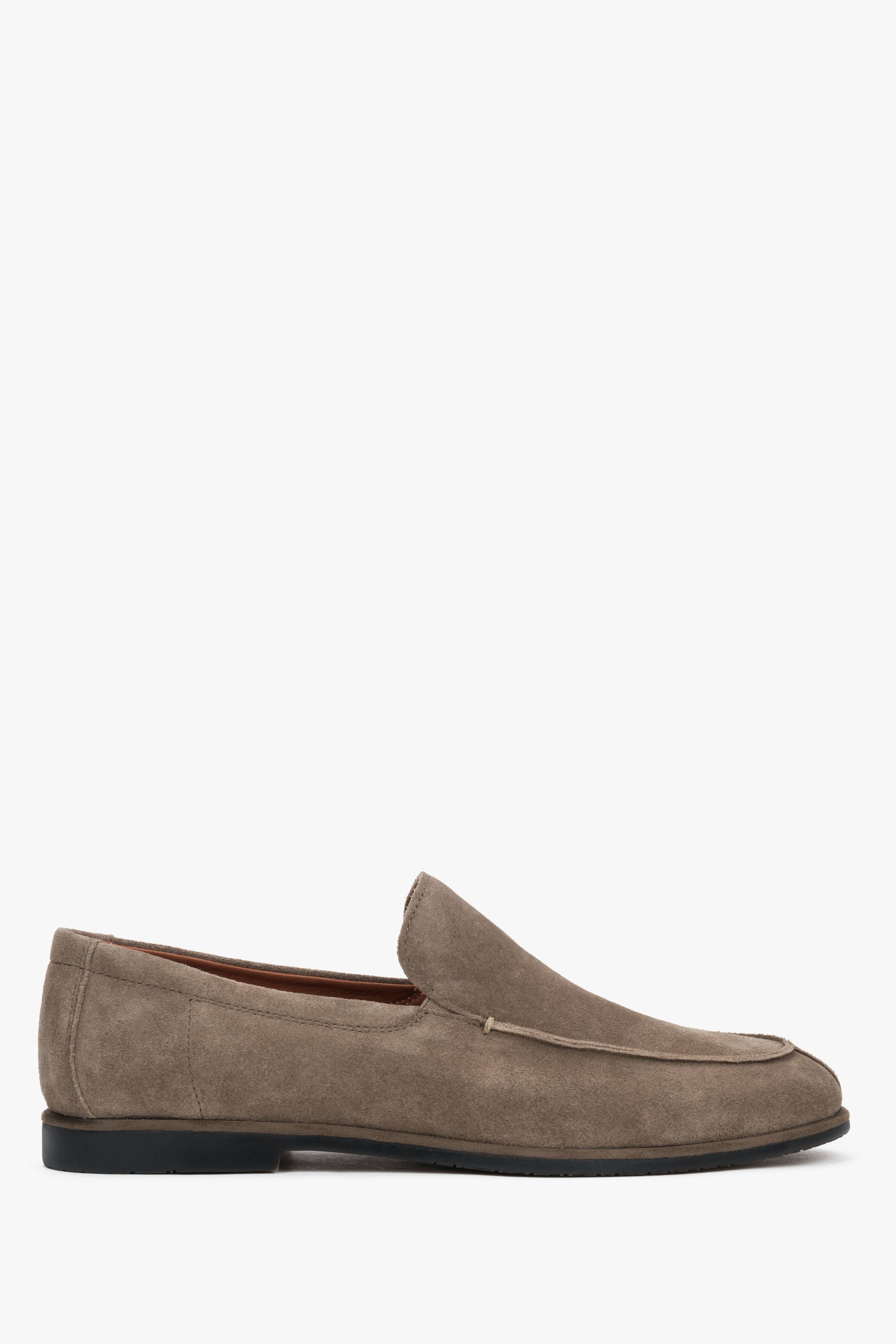 Flaches Seitenprofil der khakifarbenen Velours-Loafer mit dekorativen Nähten.