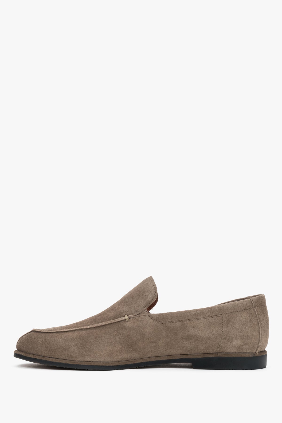 Linke Seitenansicht der eleganten khaki Herren-Schlupfschuhe aus Veloursleder.