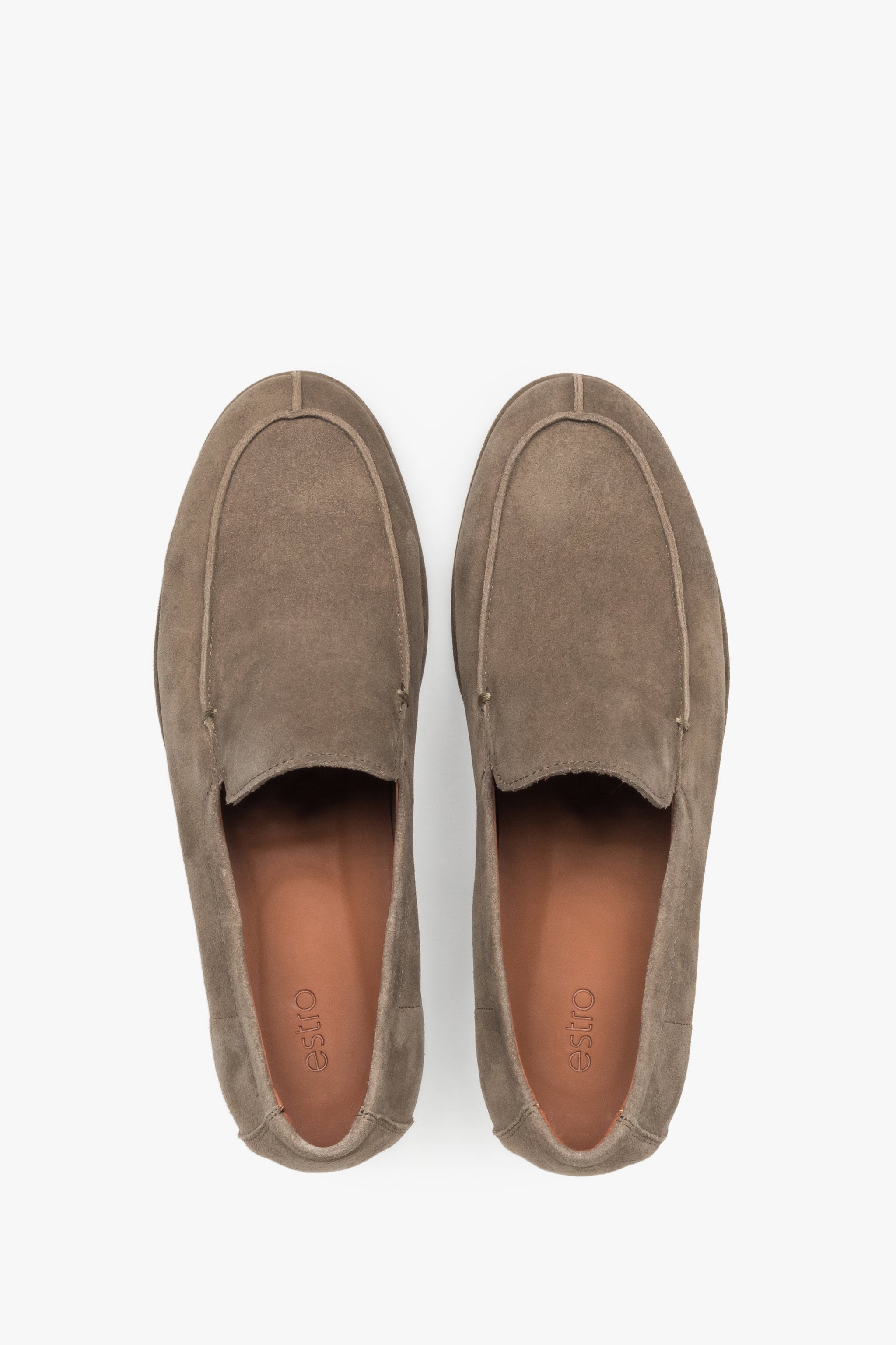 Draufsicht auf das Paar khaki Herren-Loafer aus weichem Naturvelours.