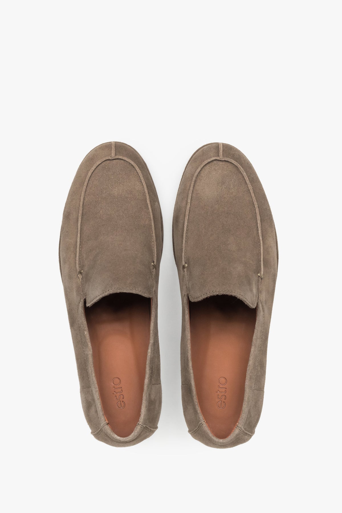 Draufsicht auf das Paar khaki Herren-Loafer aus weichem Naturvelours.