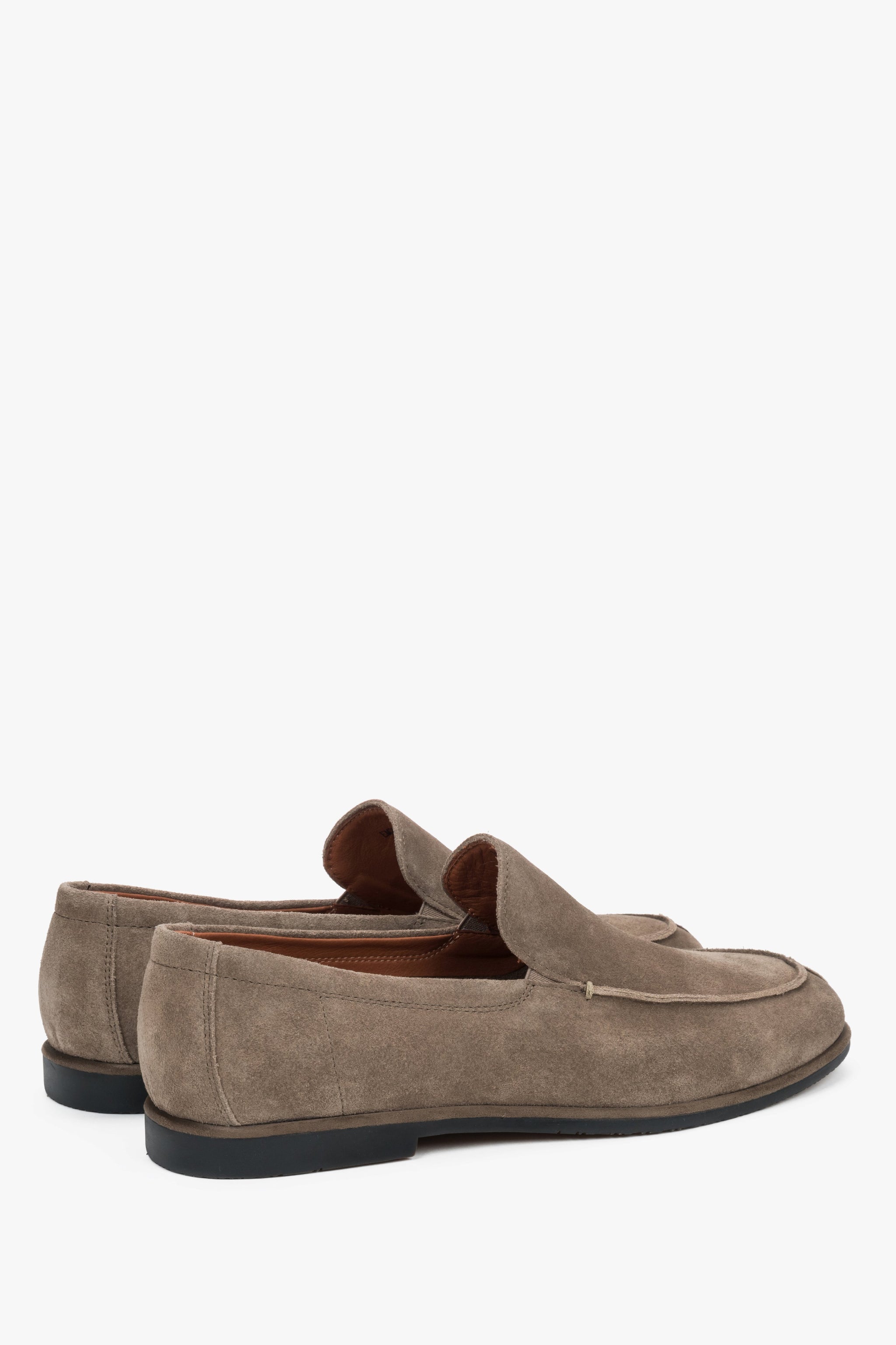 Rückansicht der flachen khaki Herren-Loafer mit Gummisohle.
