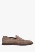 Flaches Seitenprofil der Herren-Loafer aus khaki Natur-Velours.