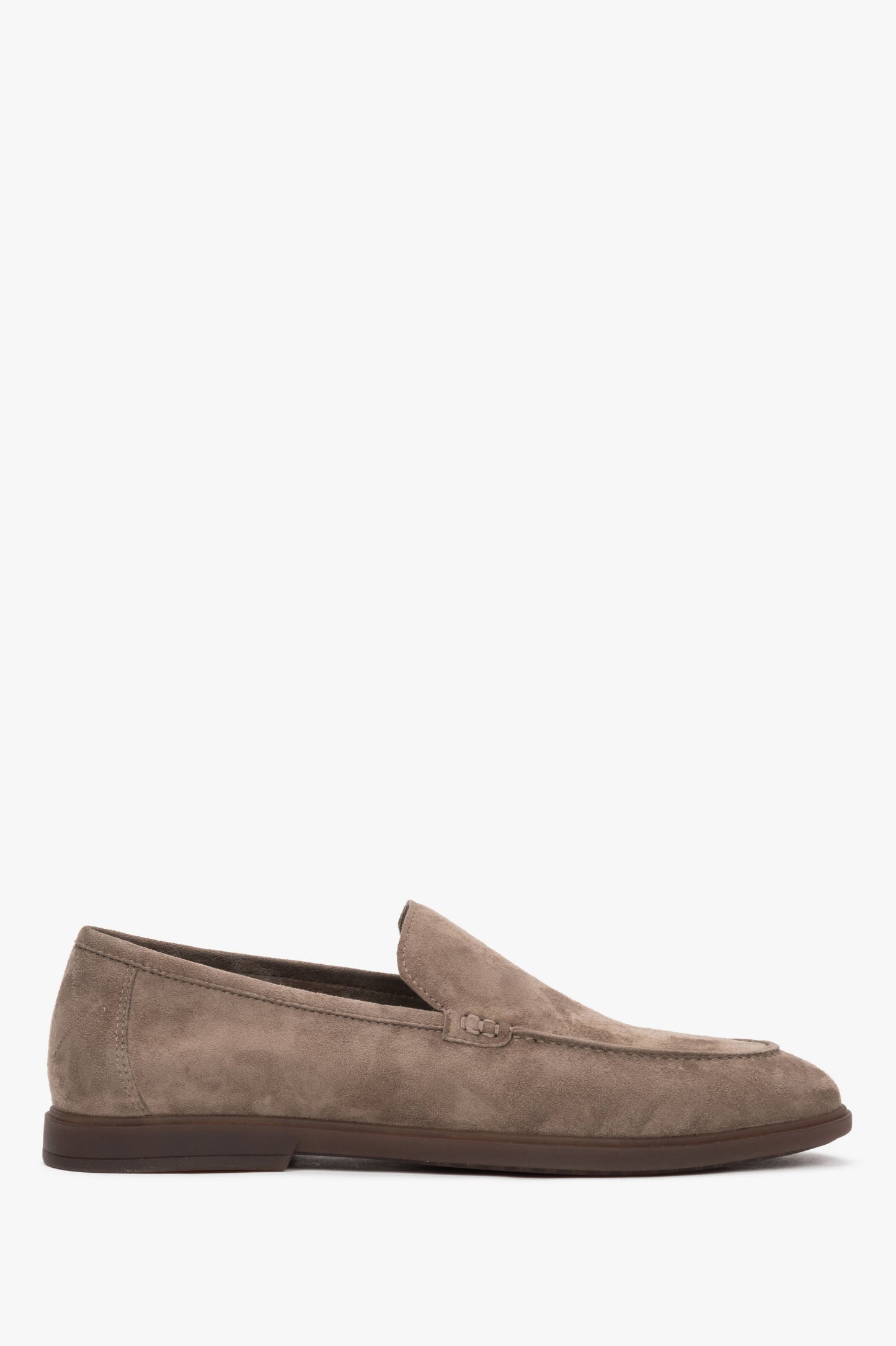 Flaches Seitenprofil der Herren-Loafer aus khaki Natur-Velours.