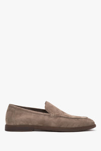 Flaches Seitenprofil der Herren-Loafer aus khaki Natur-Velours.