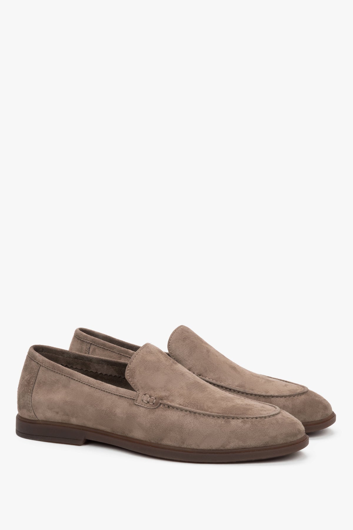 Linkes Seitenprofil der khaki Velours-Loafer von Estro.