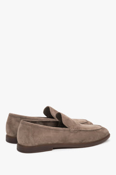 Rückwärtige Seitenansicht der flachen khaki Herren-Loafer.