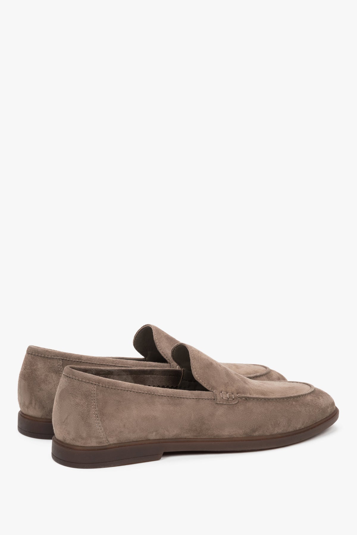 Rückwärtige Seitenansicht der flachen khaki Herren-Loafer.