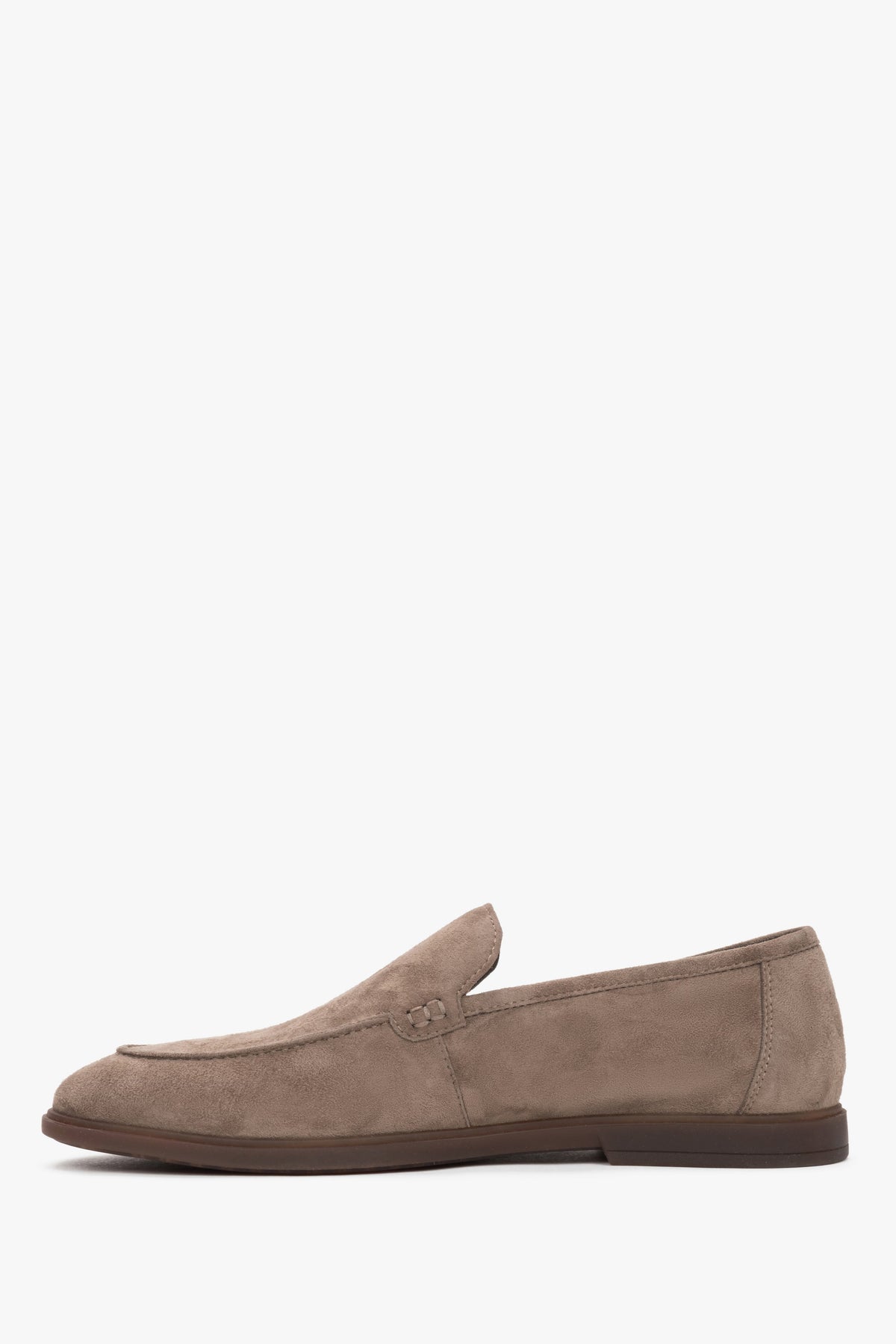 Schräge Seitenansicht der eleganten khaki Schlupfschuhe für Herren mit erhabenen Nähten.