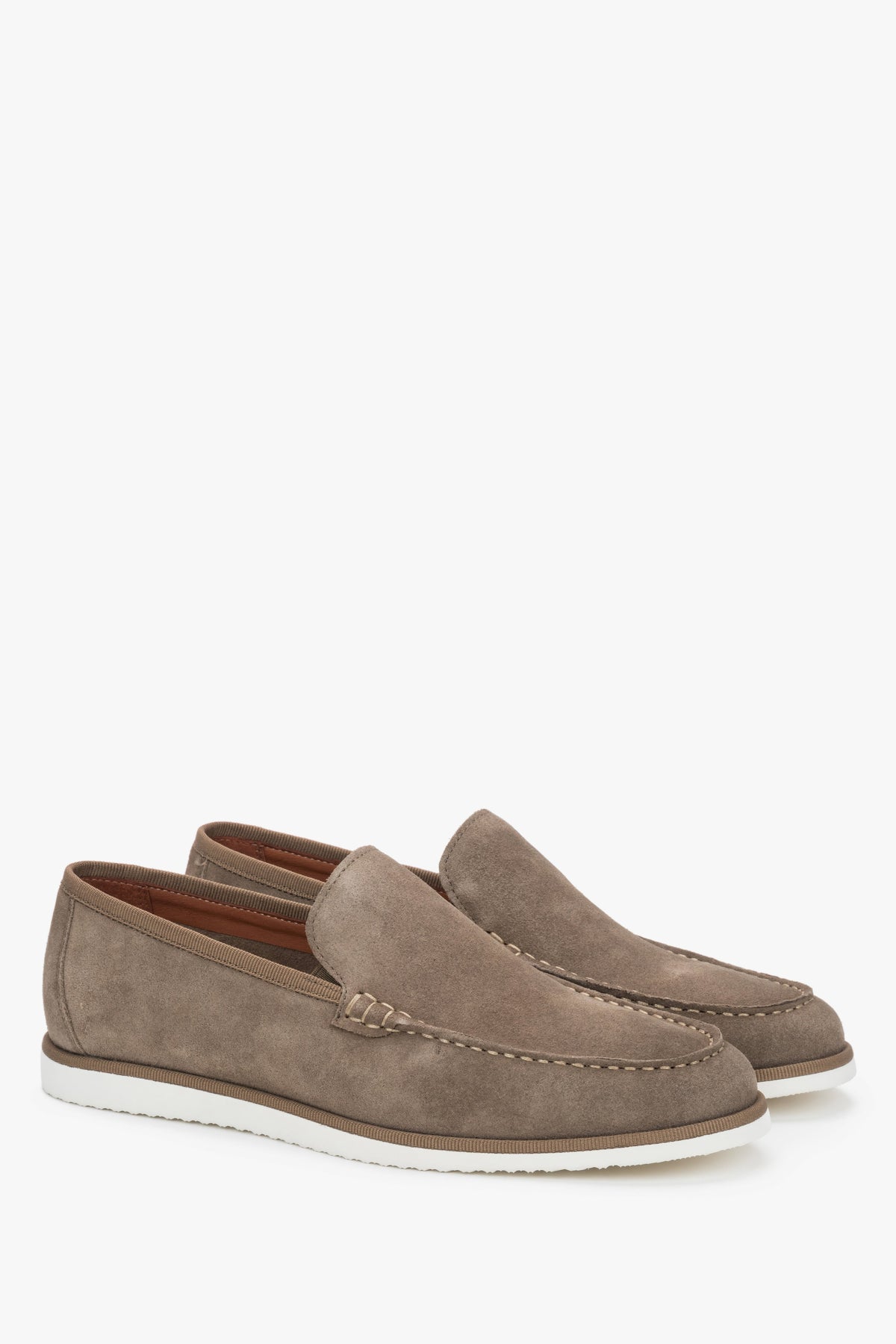 Schräge Ansicht der khaki Herren-Loafer aus Natur-Veloursleder mit weißer kontrastierender Sohle.