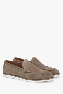Schräge Ansicht der khaki Herren-Loafer aus Natur-Veloursleder mit weißer kontrastierender Sohle.
