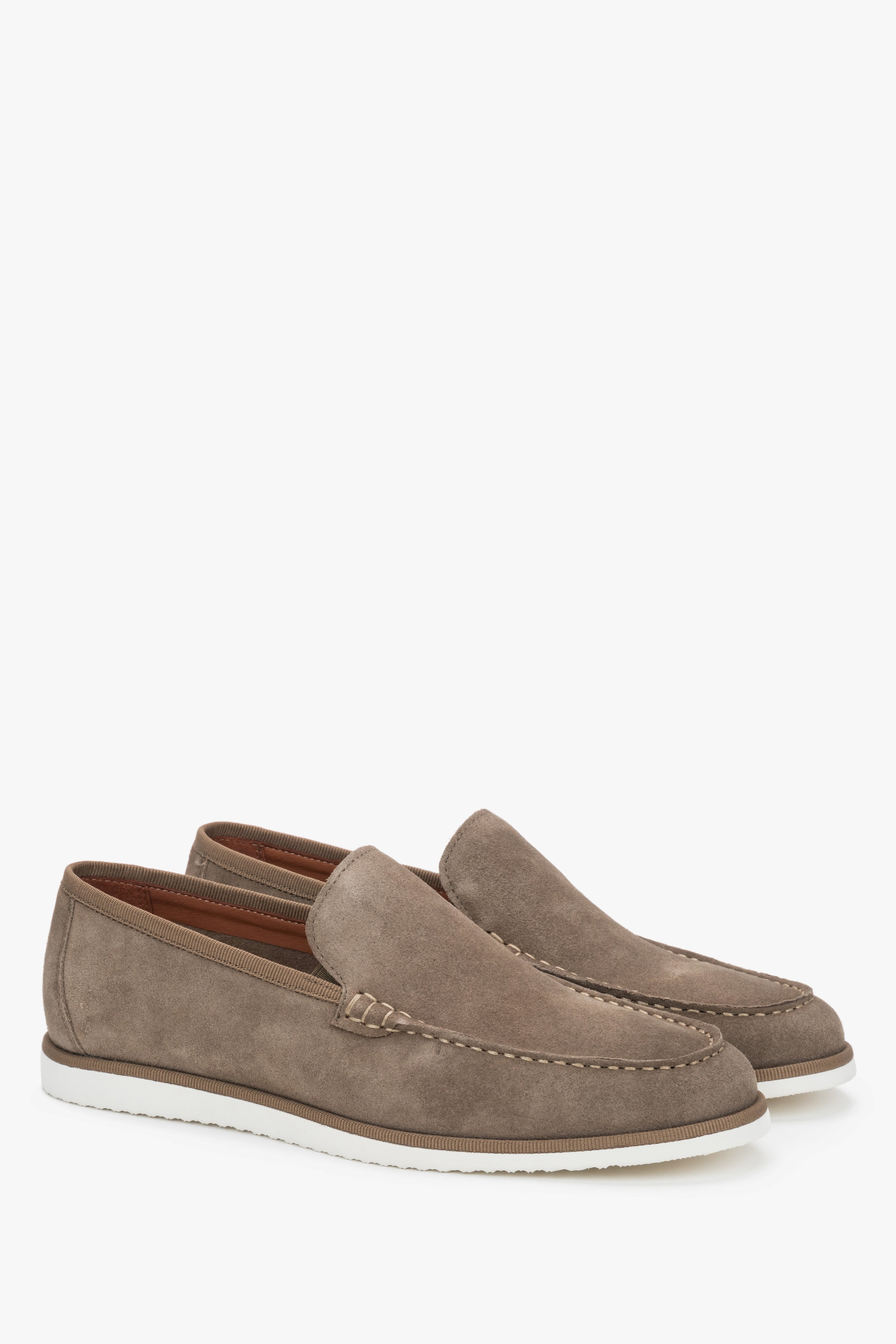Schräge Ansicht der khaki Herren-Loafer aus Natur-Veloursleder mit weißer kontrastierender Sohle.