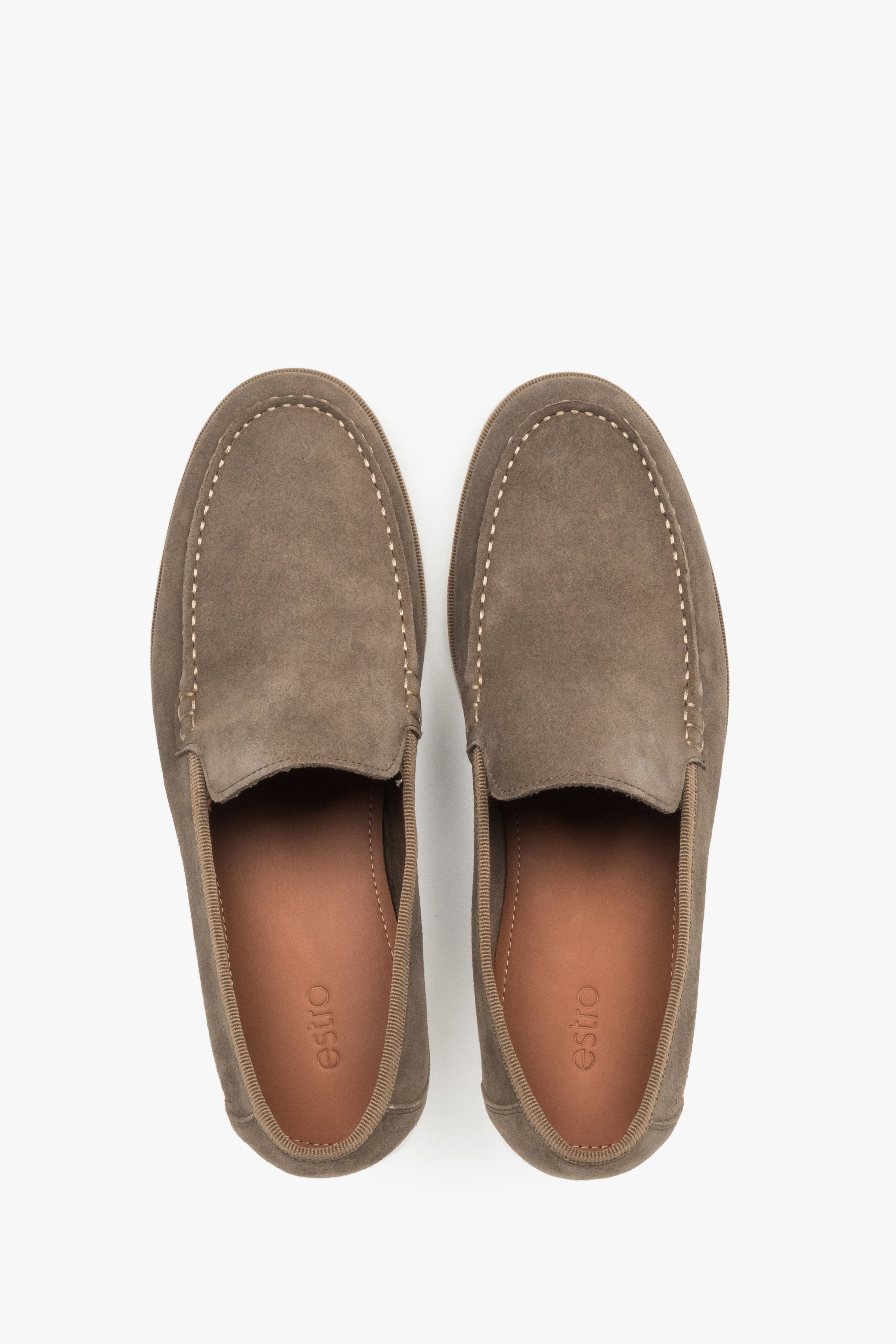 Draufsicht auf das Paar khaki Herren-Loafer mit kontrastierender EVA-Sohle.