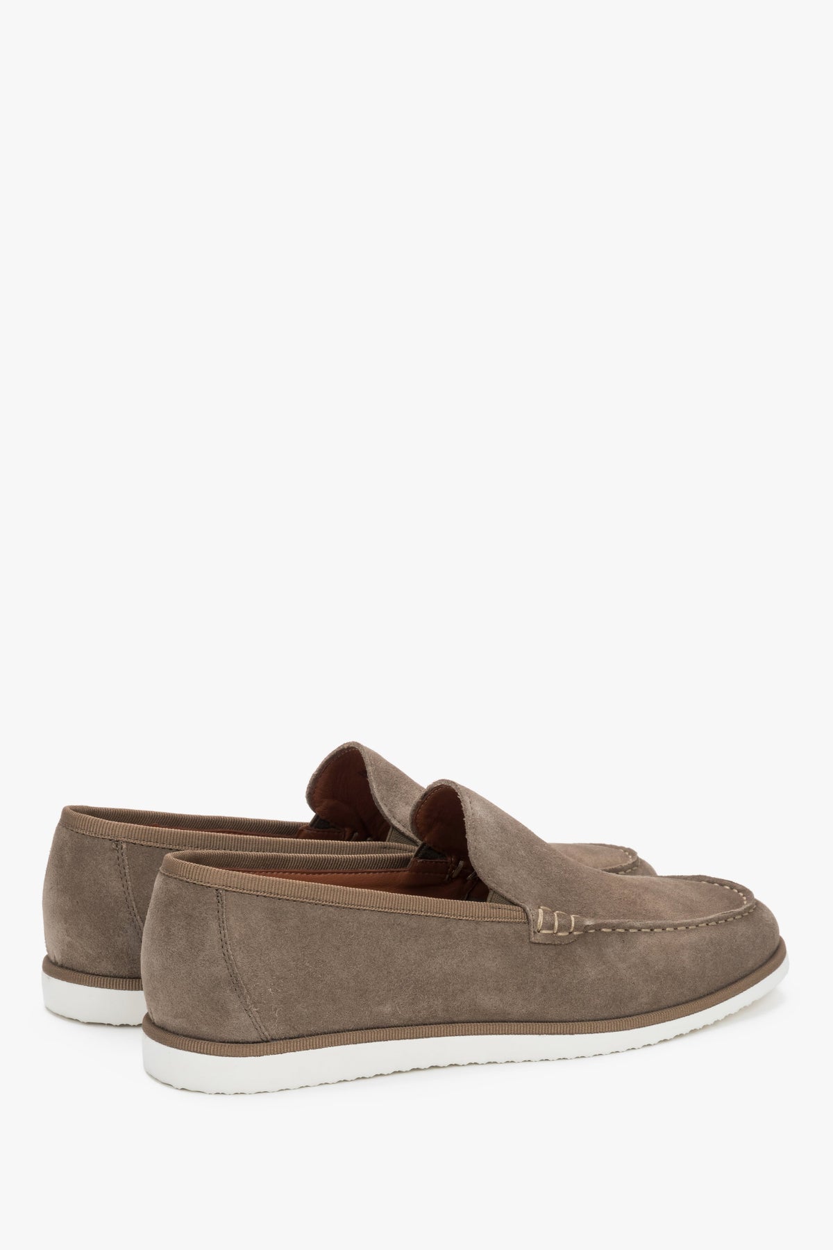 Rückansicht der flachen khaki Herren-Loafer aus weichem Natur-Velours.