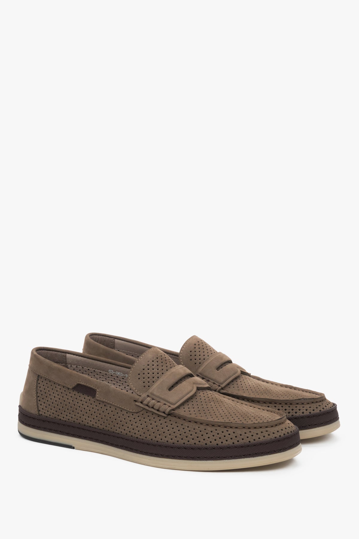 Schräge Ansicht der eleganten Herren-Mokassins in Khaki von Estro.
