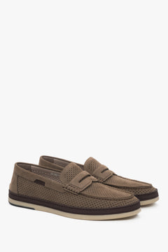 Schräge Ansicht der eleganten Herren-Mokassins in Khaki von Estro.