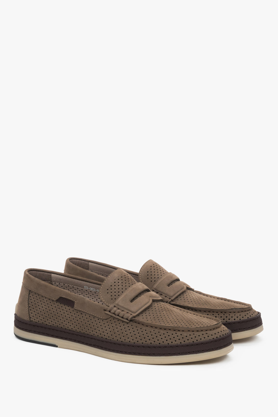 Schräge Ansicht der eleganten Herren-Mokassins in Khaki von Estro.