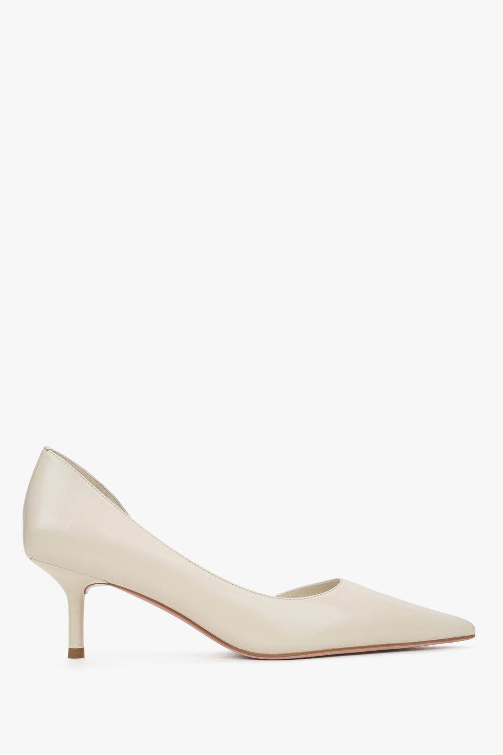 Klassische beige Schuhe mit niedrigem Absatz aus echtem Leder Estro ER00116980.