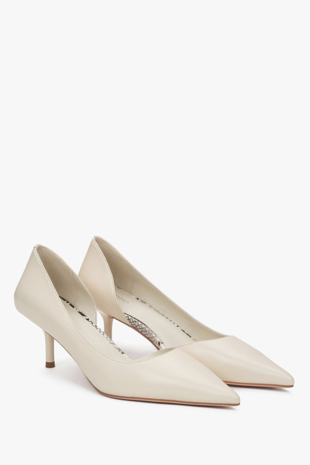 Beige Schuhe aus echtem Leder. Niedriger Absatz. Marke Estro.