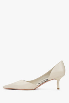 Ein Paar klassische beige Lederschuhe. Niedriger Absatz. Von Estro.