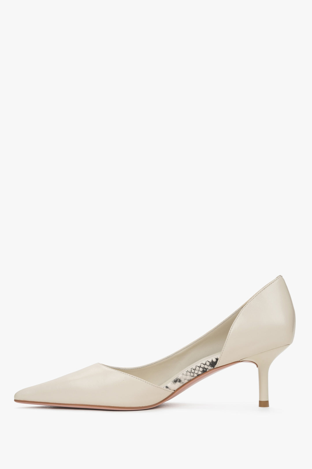 Ein Paar klassische beige Lederschuhe. Niedriger Absatz. Von Estro.