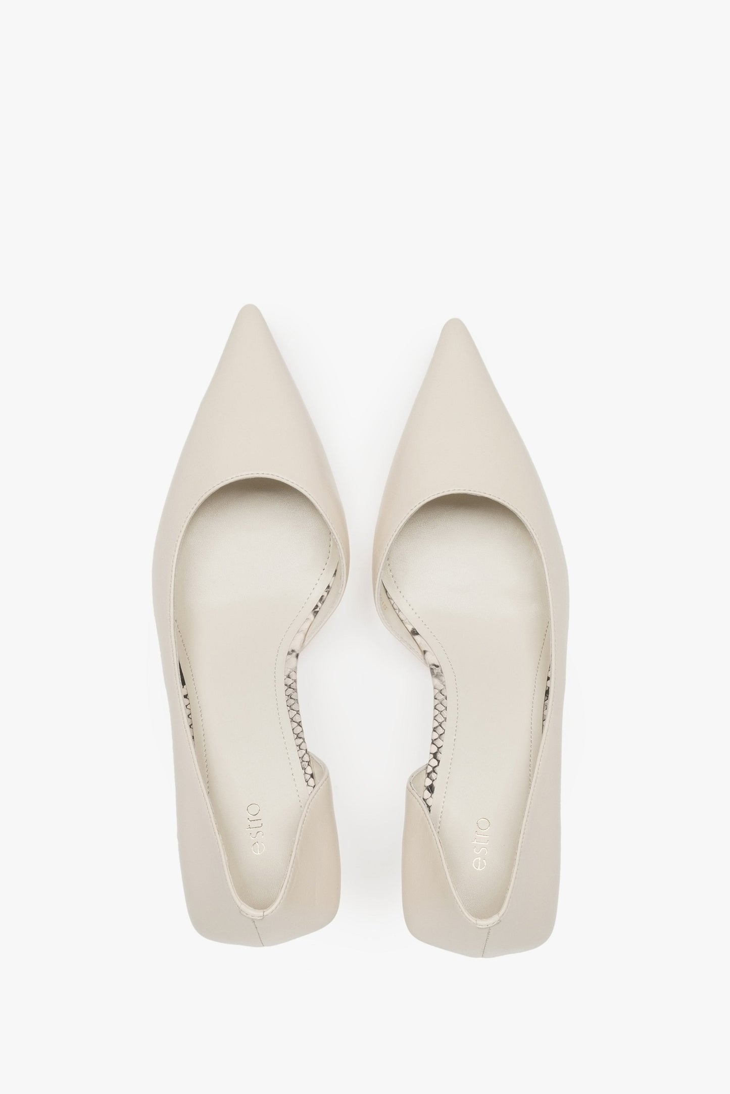Estro Schuhe in Beige. Klassisch. Mit niedrigem Absatz. Aus Leder.
