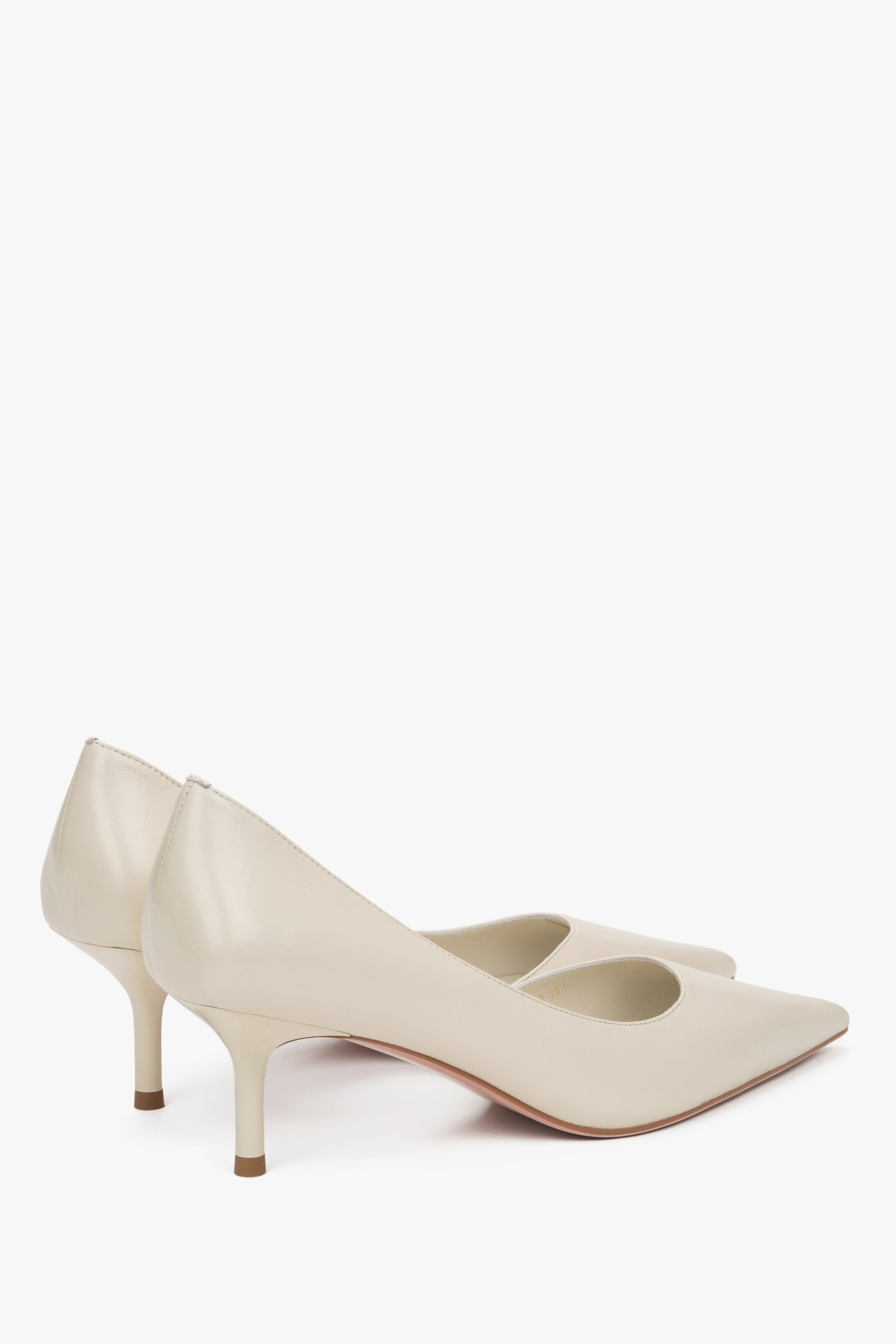 Klassische Schuhe in Beige. Leder. Niedriger Absatz. Estro.
