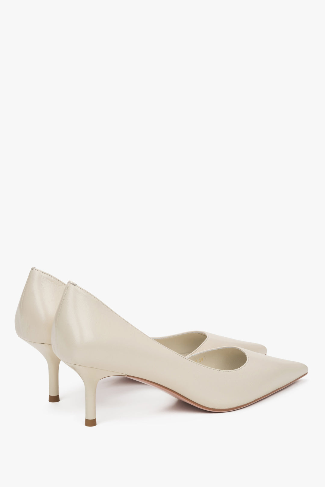 Klassische Schuhe in Beige. Leder. Niedriger Absatz. Estro.