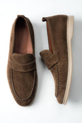 Draufsicht auf das Paar brauner Herren-Loafer aus weichem Naturvelours.
