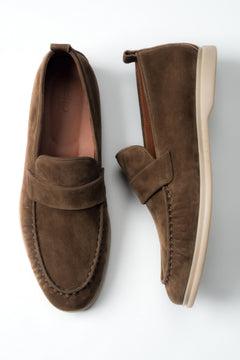 Draufsicht auf das Paar brauner Herren-Loafer aus weichem Naturvelours.