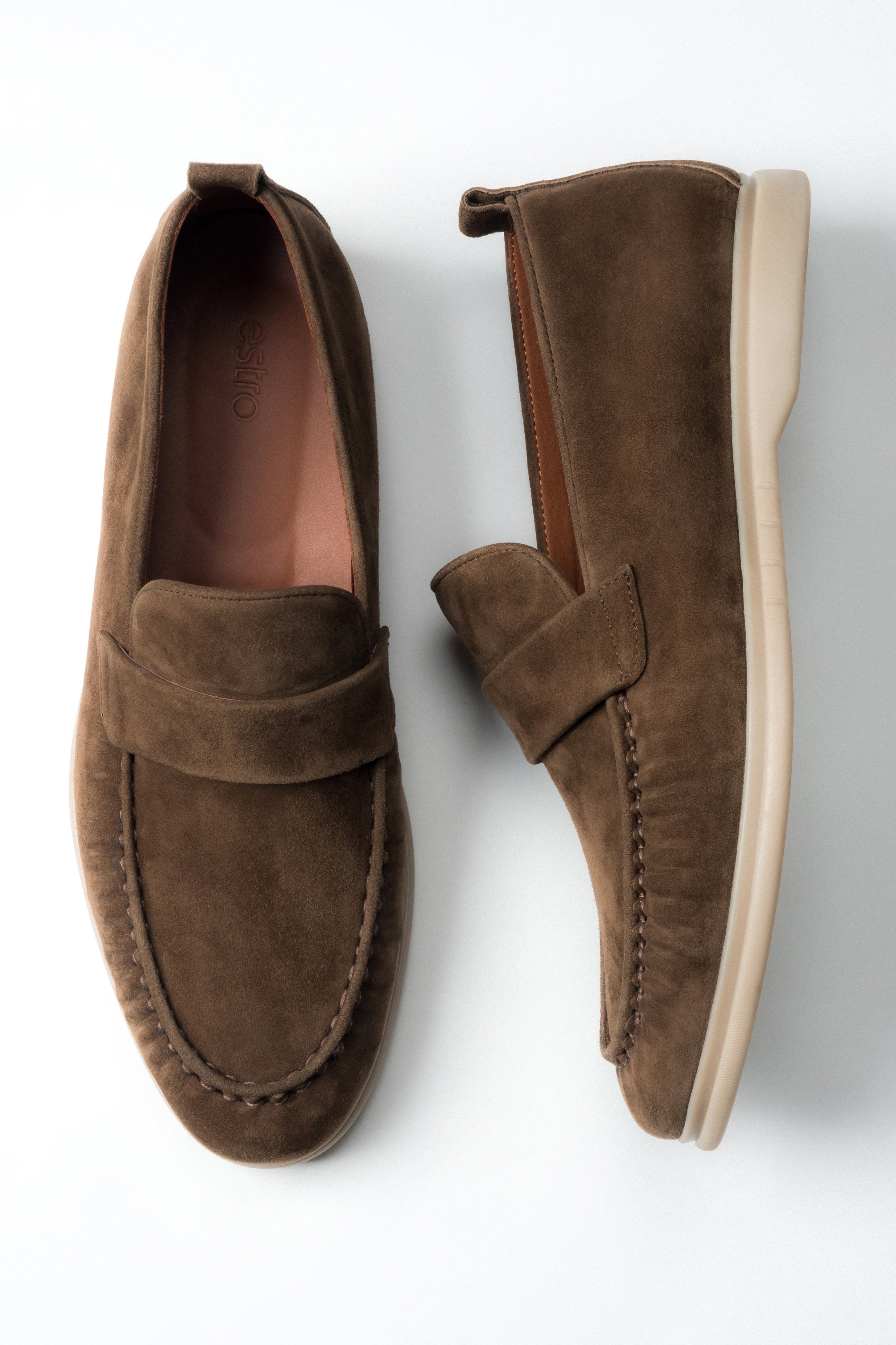 Draufsicht auf das Paar brauner Herren-Loafer aus weichem Naturvelours.
