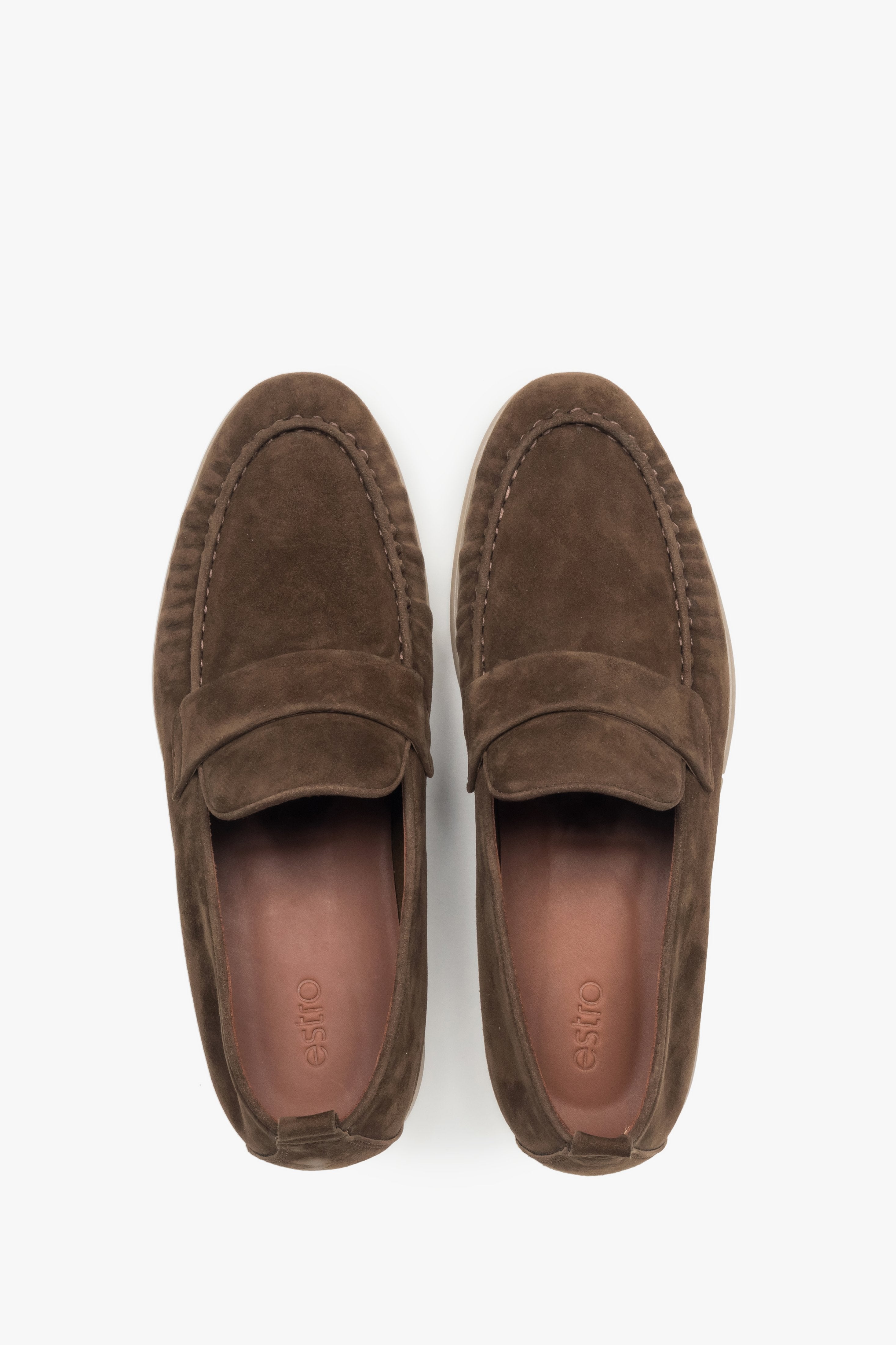Draufsicht auf das Paar brauner Herren-Loafer, die das Echtlederfutter zeigt.