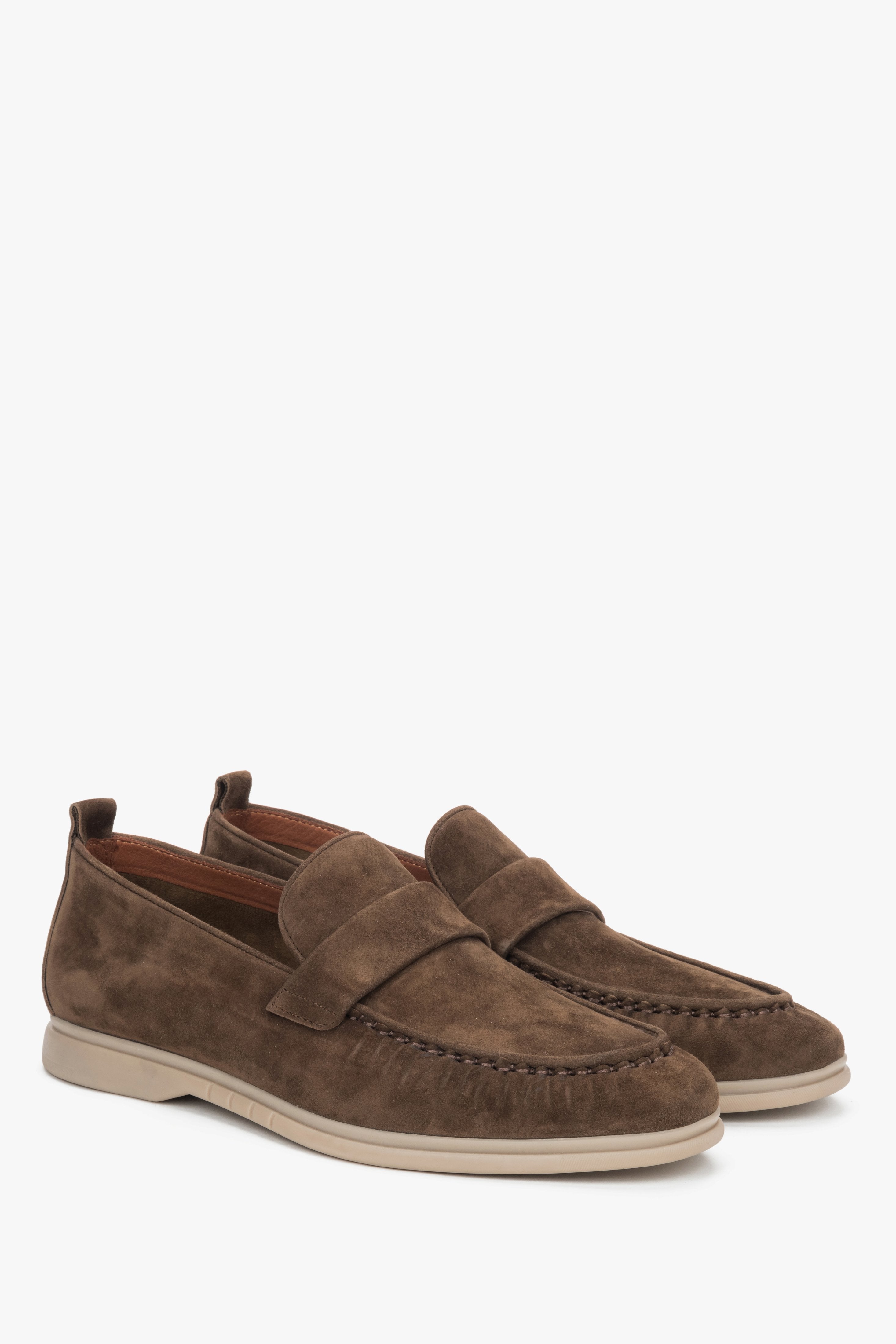 Andere schräge Seitenansicht der bequemen braunen Schlupfschuhe.