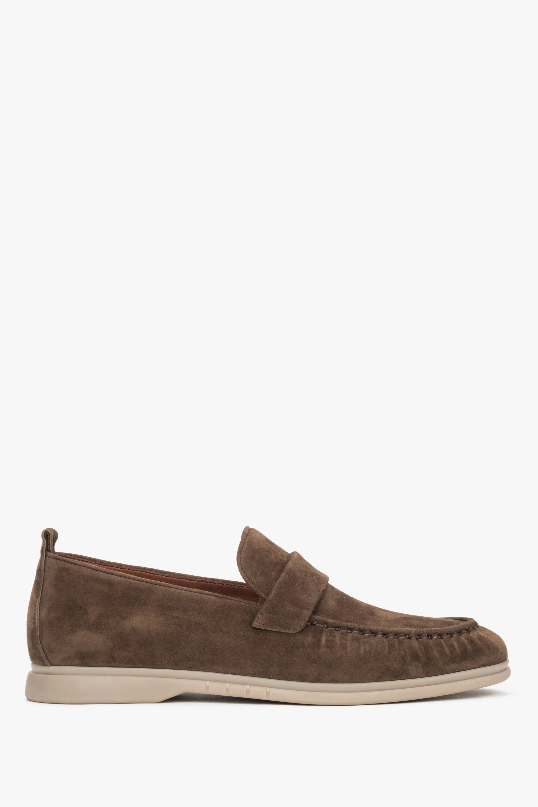 Flache Seitenansicht des braunen Herren-Loafers von Estro.