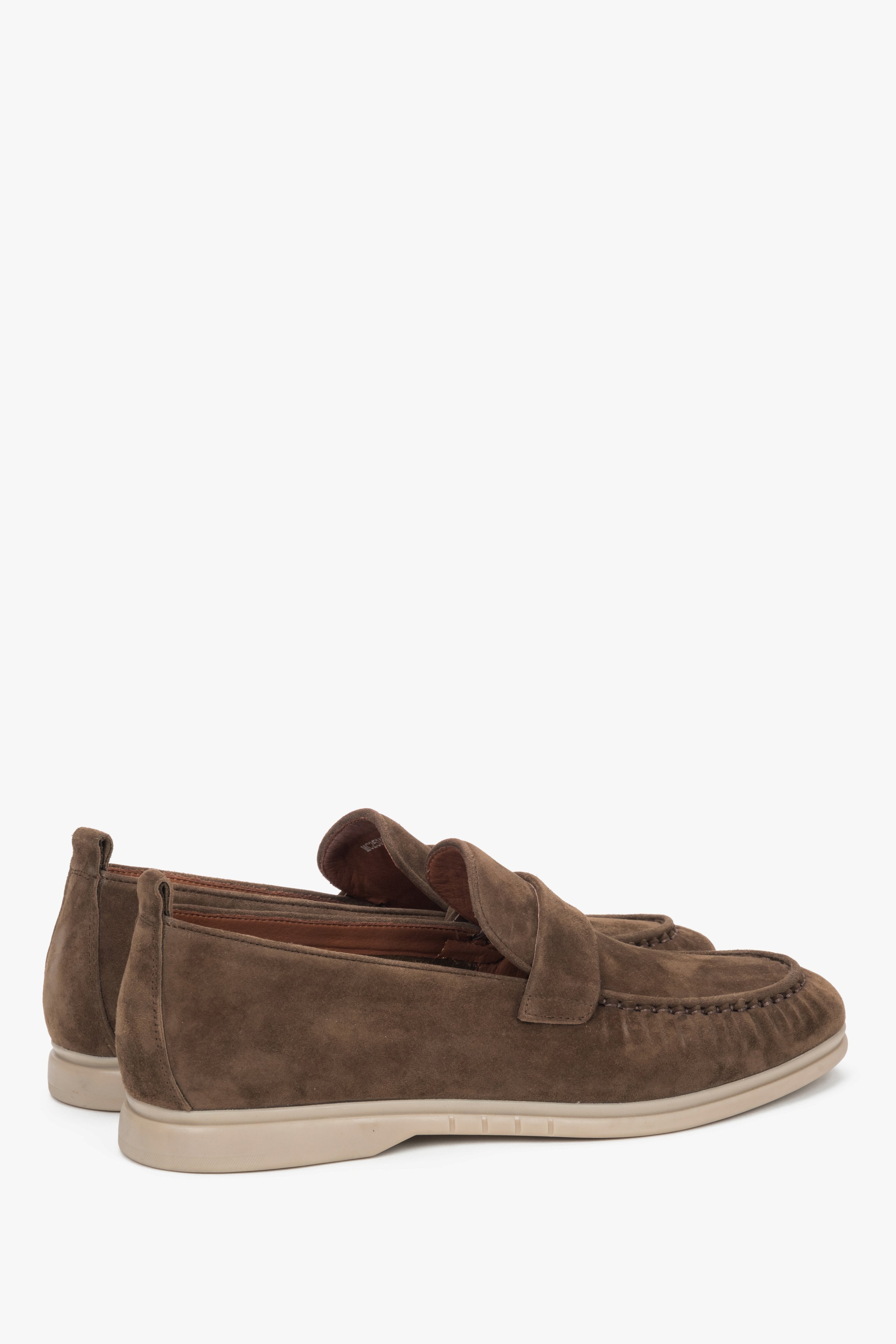 Rückansicht auf das Paar brauner Herren-Loafer, die das Echtlederfutter zeigt.