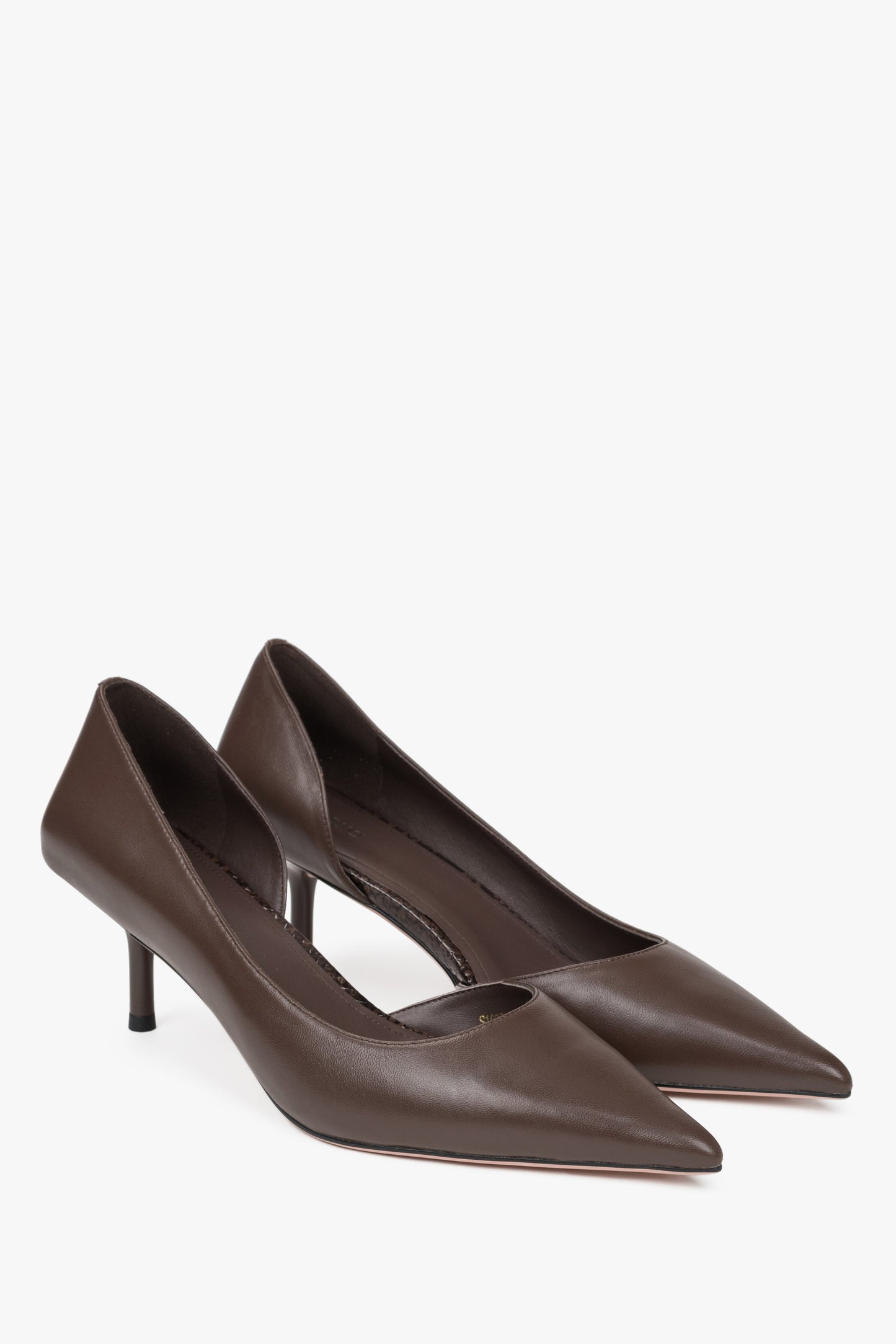 Diese klassischen braunen Pumps aus echtem Leder sind die perfekte Wahl für stilvolle Alltagslooks.