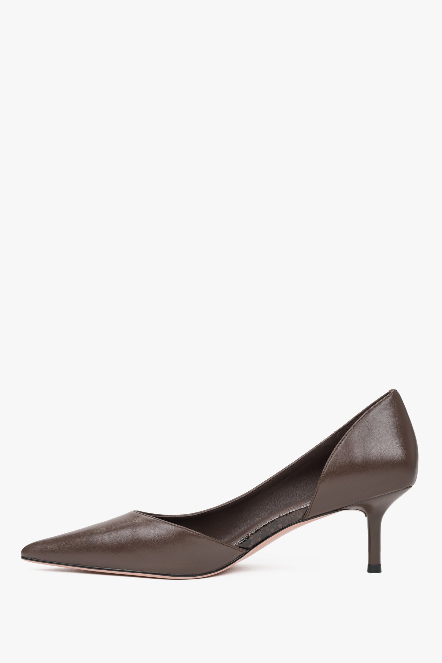 Der niedrige Absatz macht diese Estro-Schuhe ideal für lange Tage – elegant und bequem zugleich.