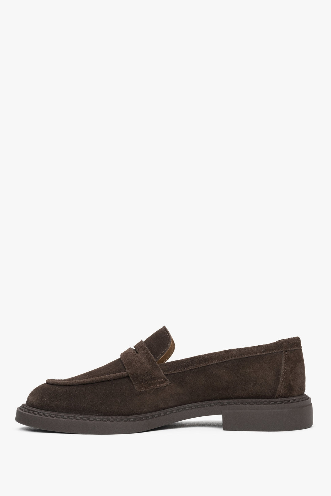 Seitenansicht eines stilvollen Penny Loafers mit dekorativem Detail auf der Zunge – Estro ER00117041.