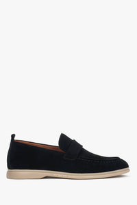 Profilansicht des klassischen schwarzen Herren-Loafers aus weichem Naturvelours.