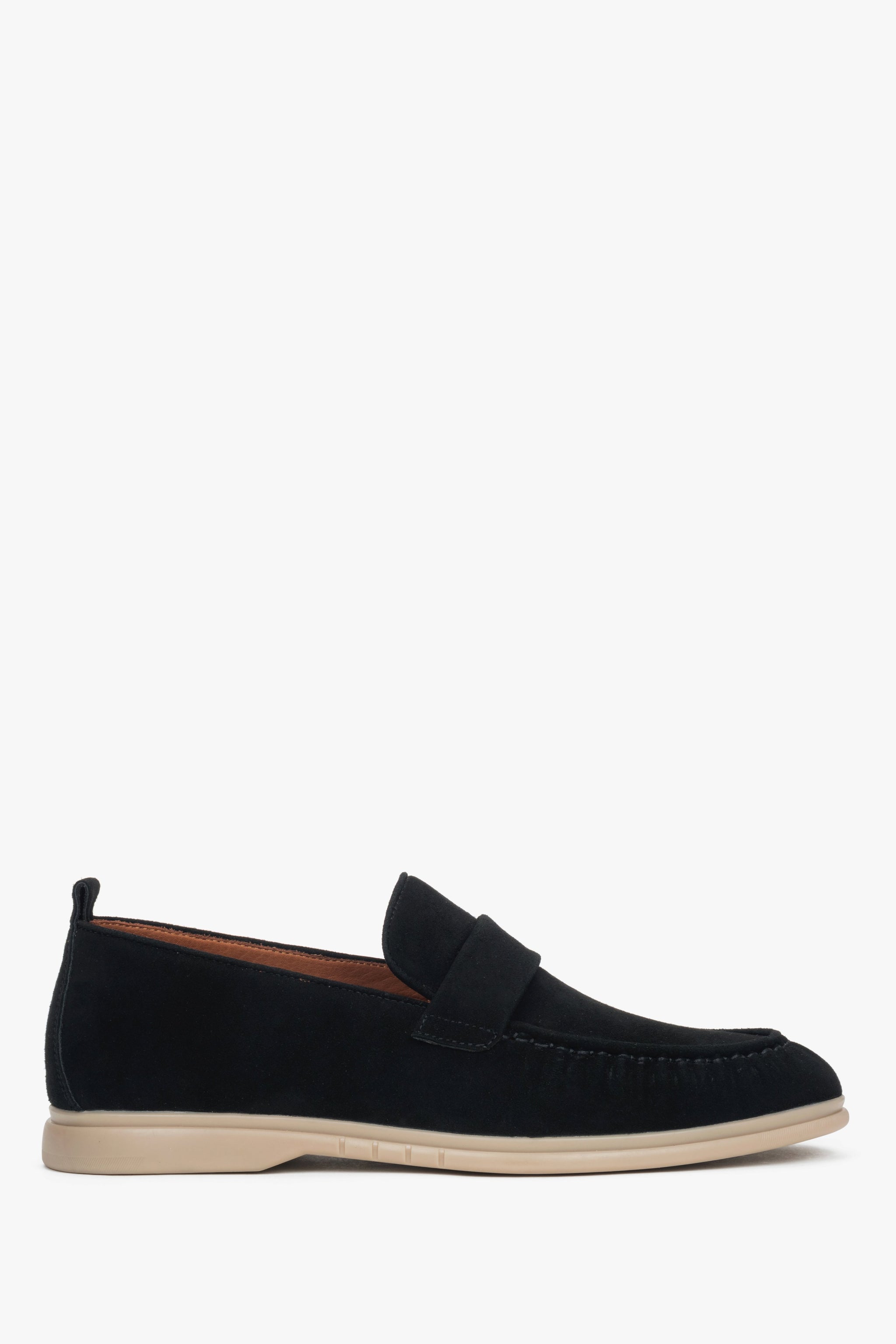 Profilansicht des klassischen schwarzen Herren-Loafers aus weichem Naturvelours.