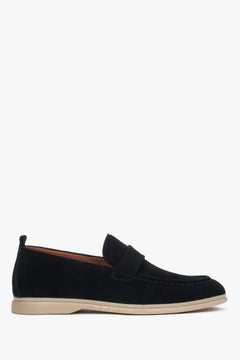 Profilansicht des klassischen schwarzen Herren-Loafers aus weichem Naturvelours.
