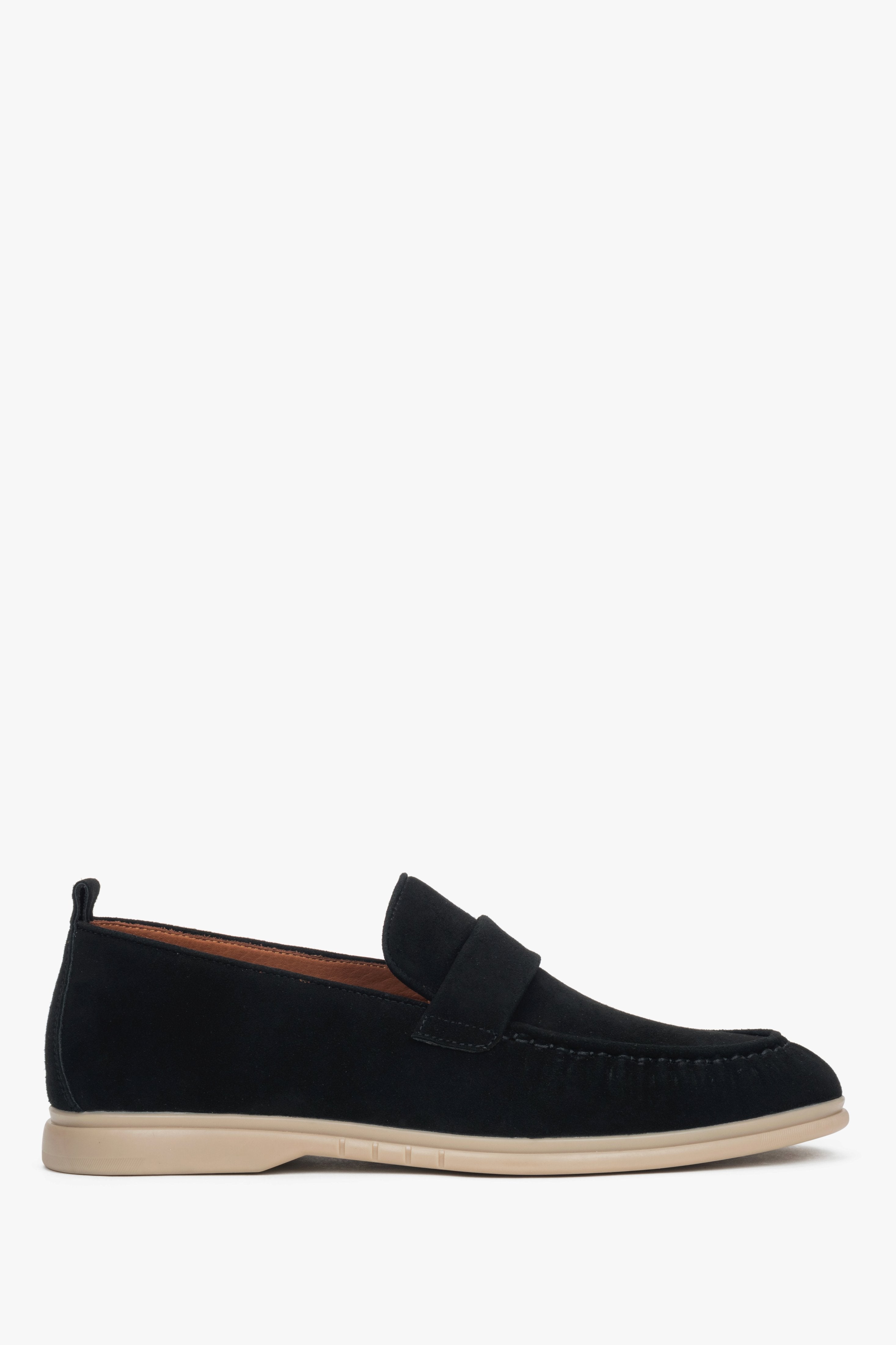 Profilansicht des klassischen schwarzen Herren-Loafers aus weichem Naturvelours.